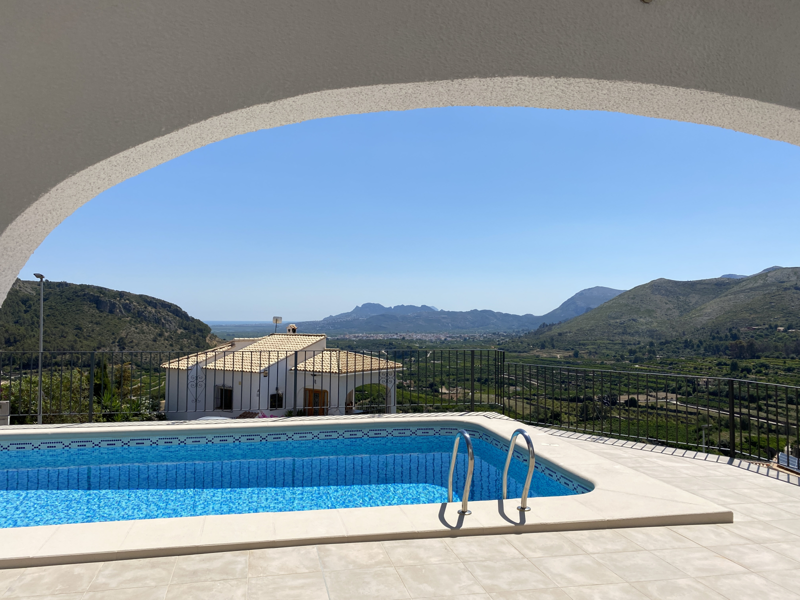 Villa de ensueño, soleada, vistas al mar, piscina, zona residencial tranquila, bonita zona de barbacoa, carport, etc.