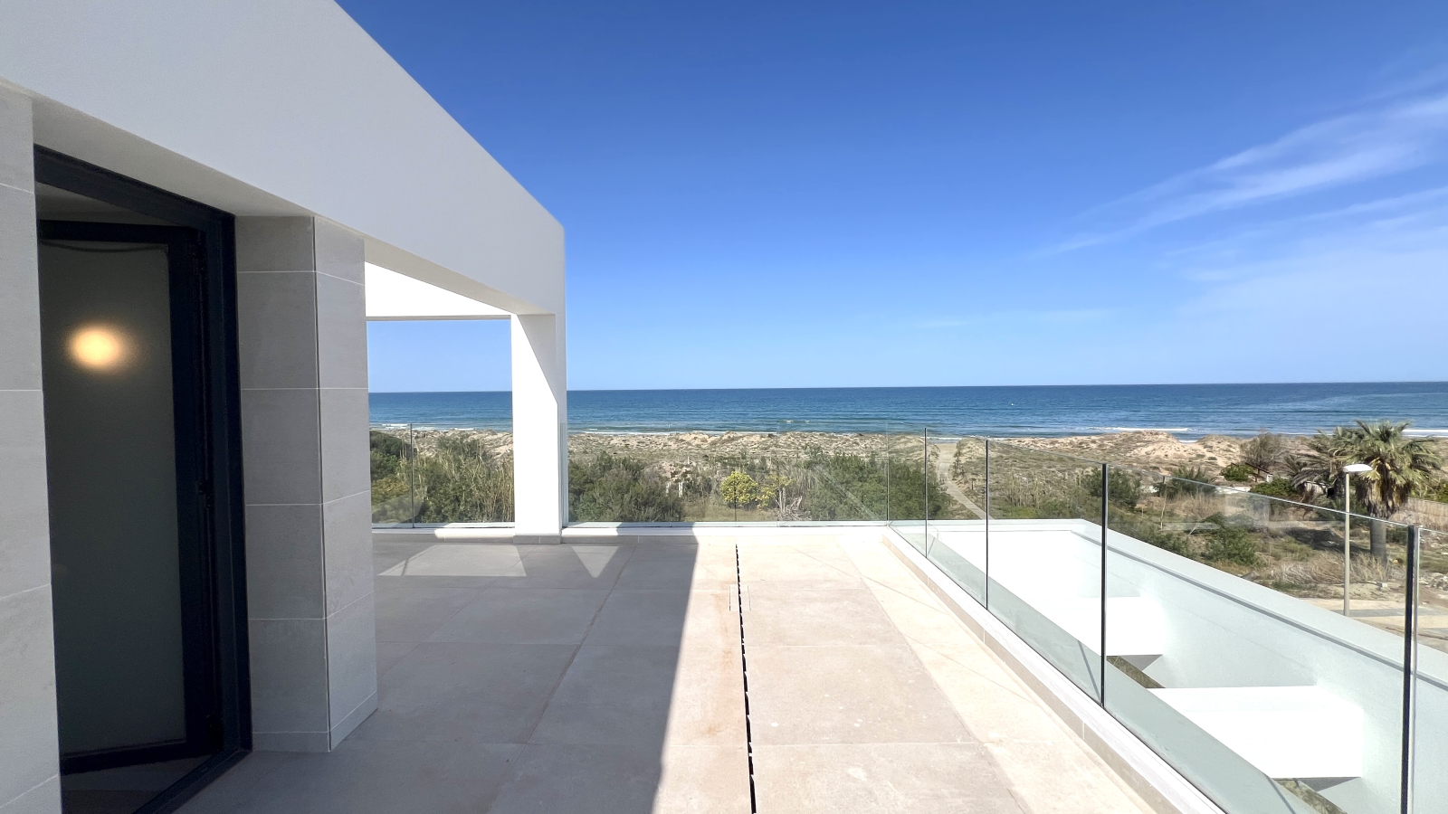 Nieuwbouw luxe villa met directe toegang tot het strand op korte afstand van de haven en de golfbaan.