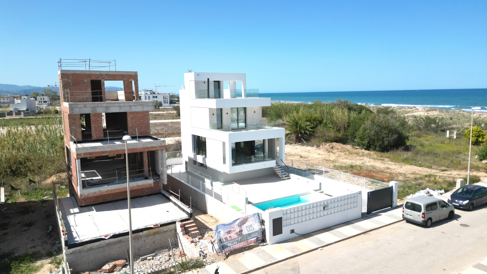 Neubau Luxusvilla mit direktem Strandzugang nur unweit vom Hafen und Golfplatz