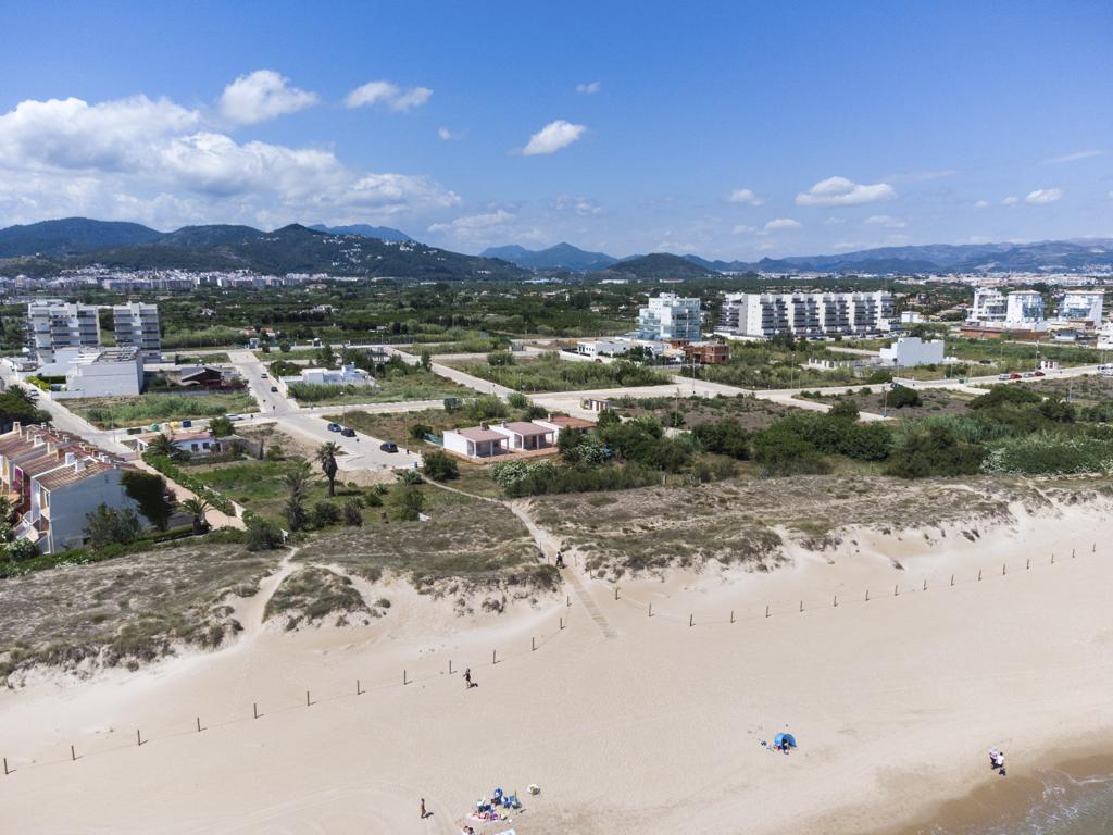 Neubau Luxusvilla mit direktem Strandzugang nur unweit vom Hafen und Golfplatz