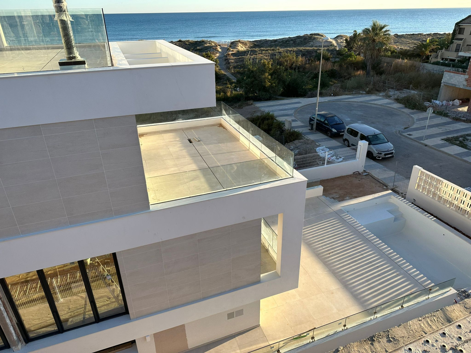 Nouvelle villa de luxe avec accès direct à la plage, non loin du port et du terrain de golf.