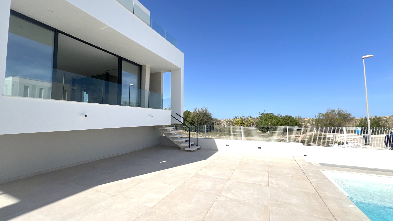 Nouvelle villa de luxe avec accès direct à la plage, non loin du port et du terrain de golf.
