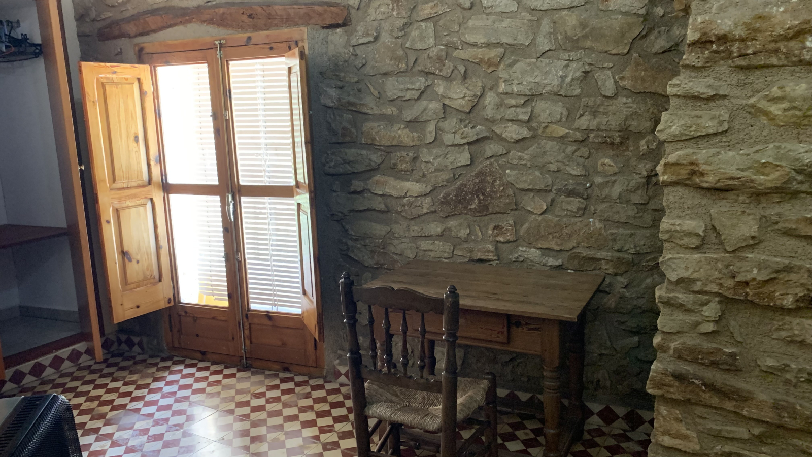 Belle maison de village partiellement rénovée avec jardin et terrasse ensoleillée dans le Vall de Gallinera.
