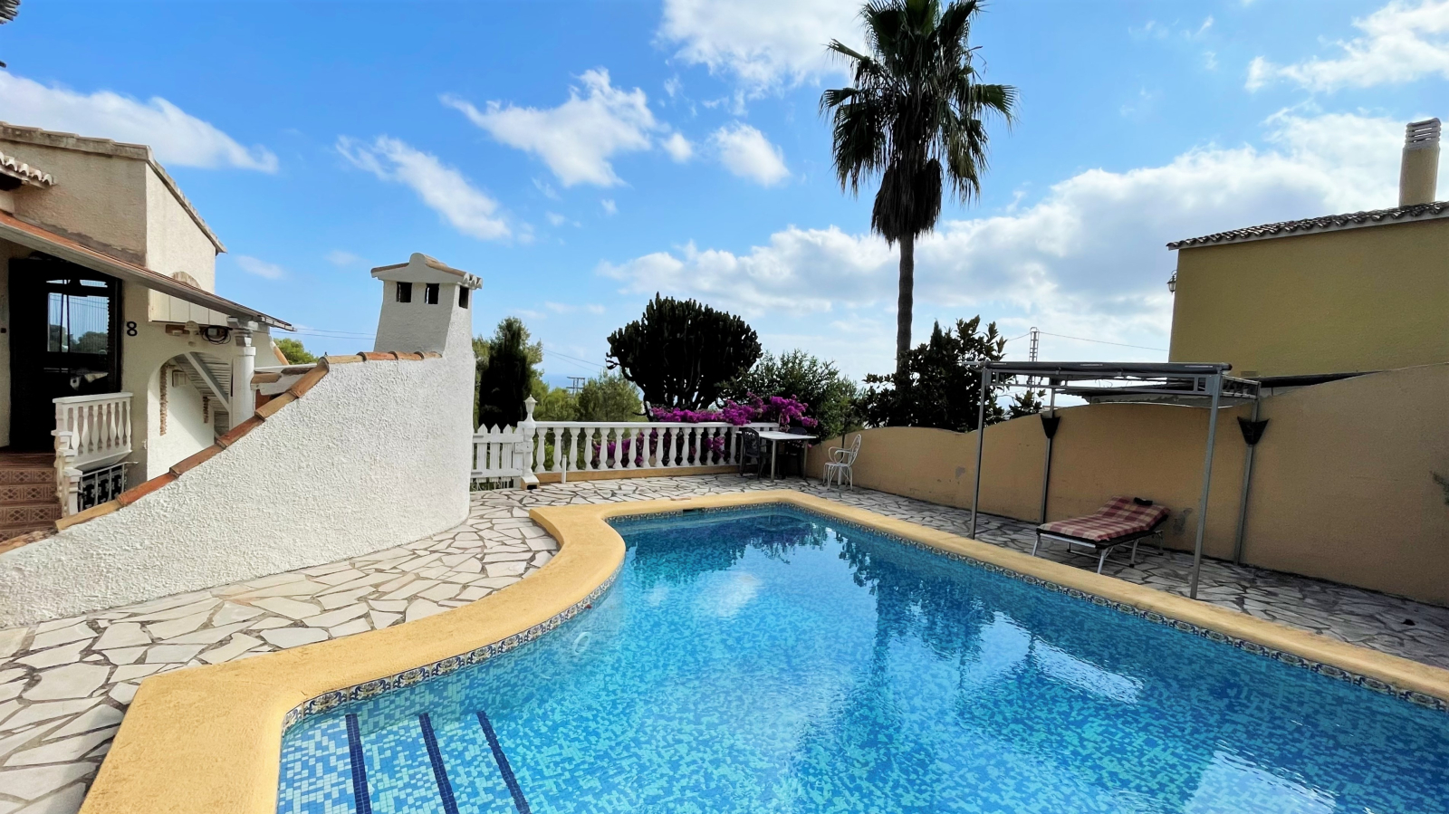 Paradise close to nature in Denia at the foot of the Montgó: guest flat, pool, sea view and garage