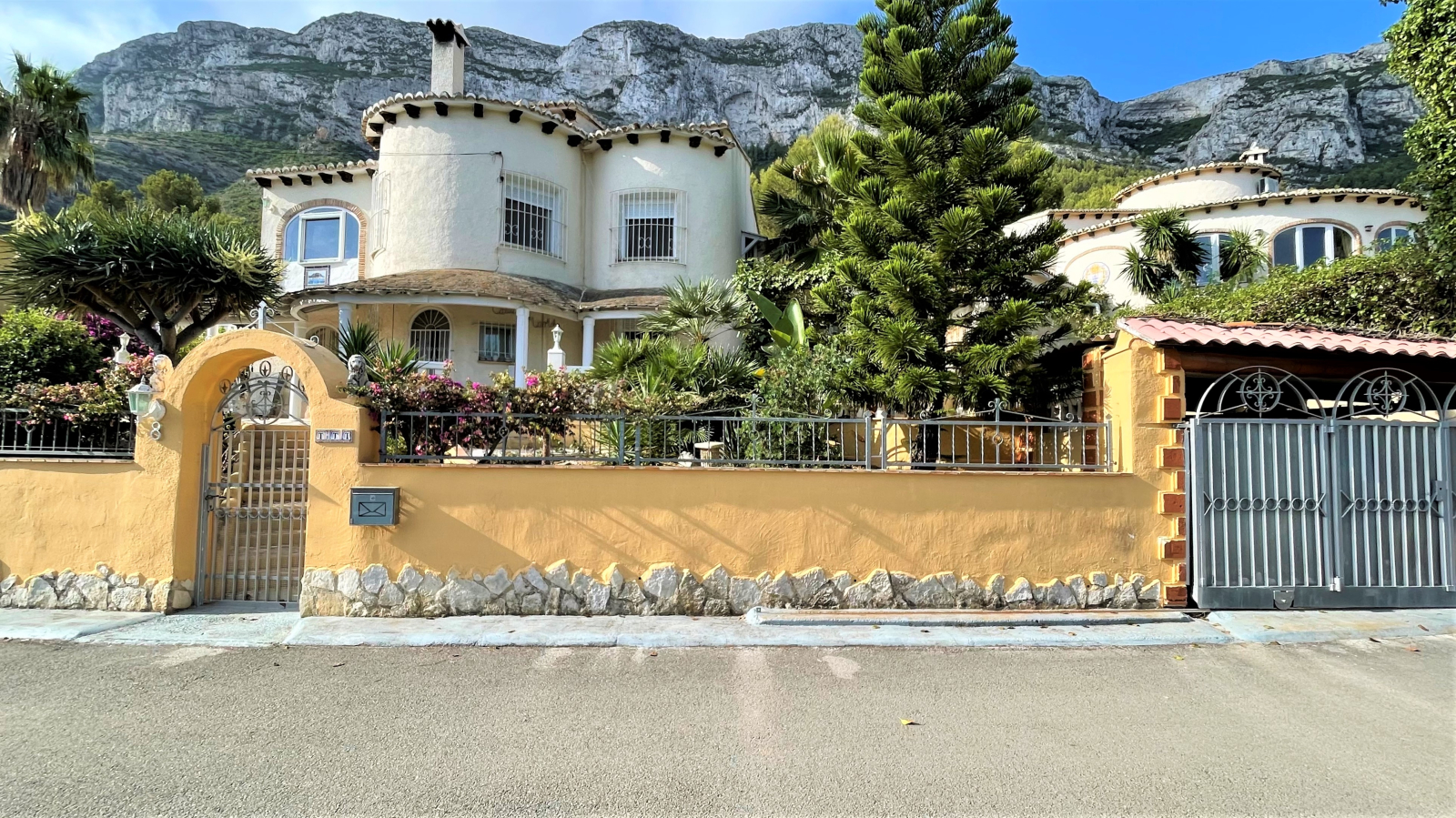 Paradise close to nature in Denia at the foot of the Montgó: guest flat, pool, sea view and garage