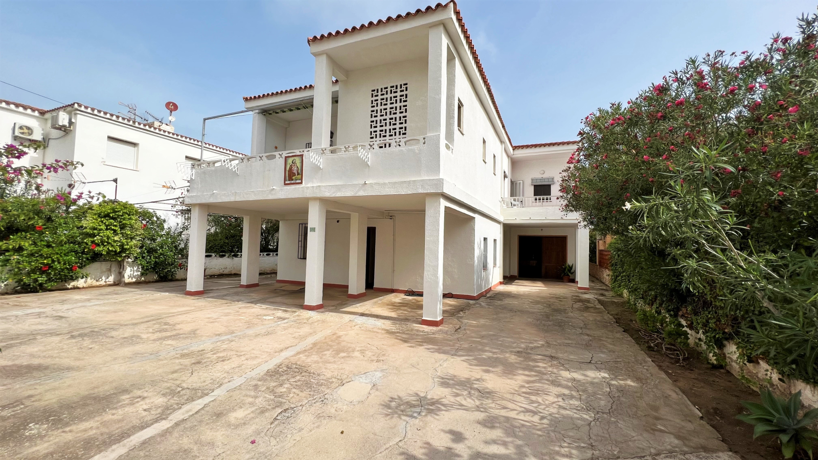 Villa in 1st sea line with beach access and 3 separate living units.