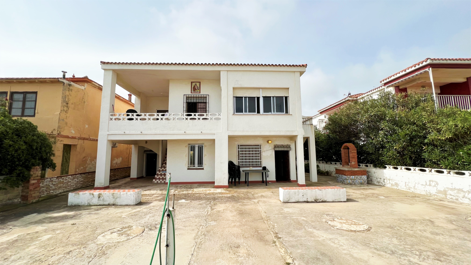 Villa in 1st sea line with beach access and 3 separate living units.