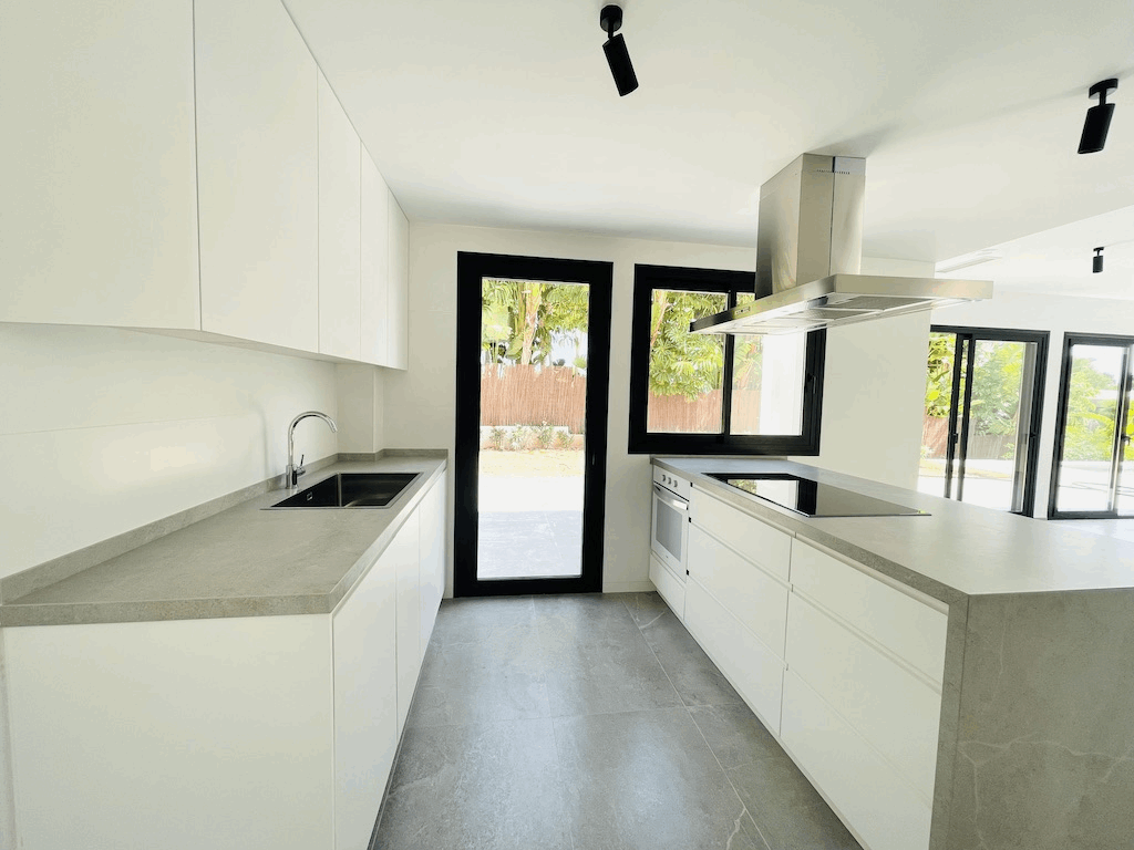 Atemberaubende neue Villa mit 3 Schlafzimmern zum Verkauf in Javea in der Nähe von Arenal