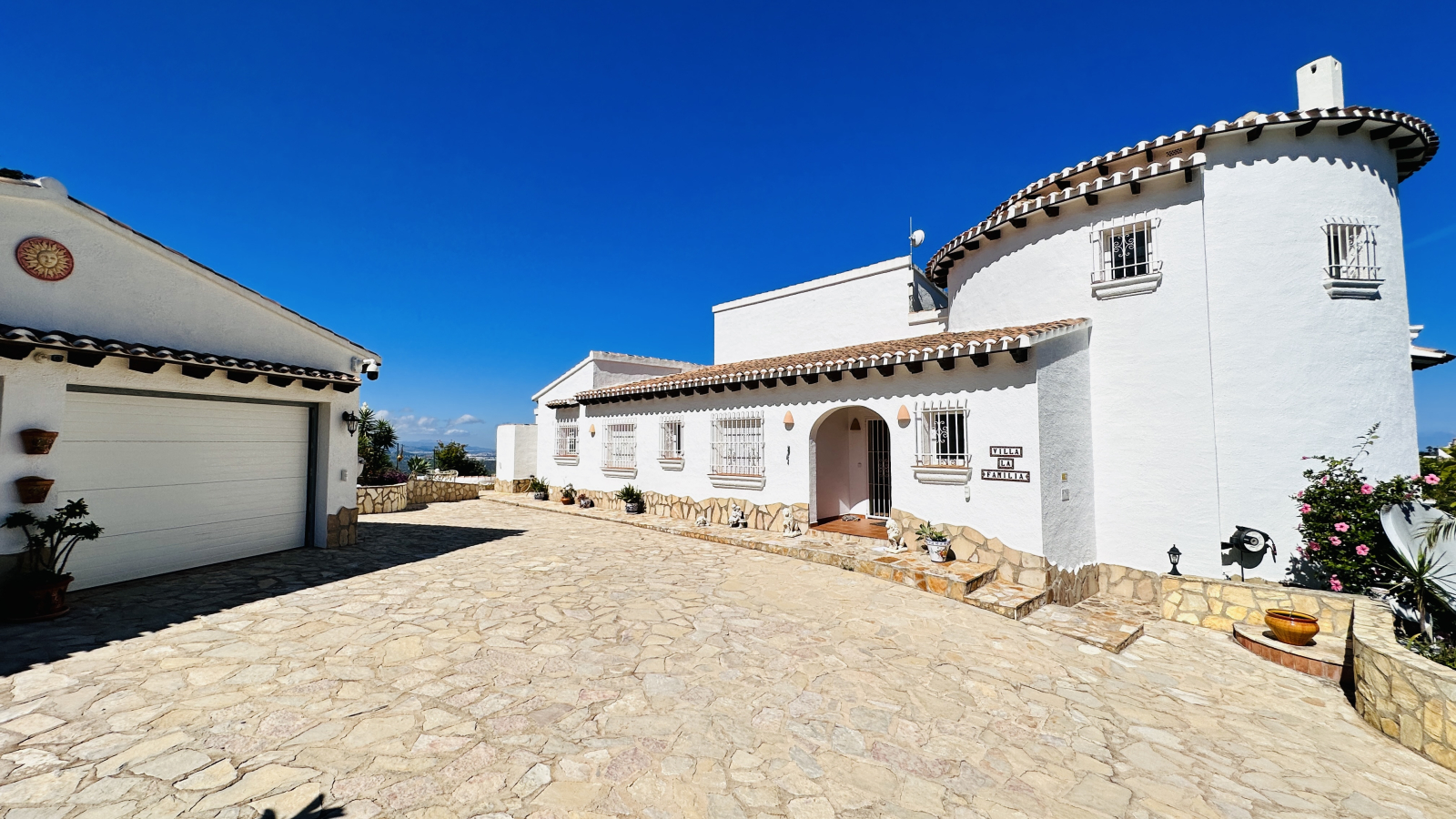 Spacious villa for 2-3 families, top sea view, double garage, many extras 