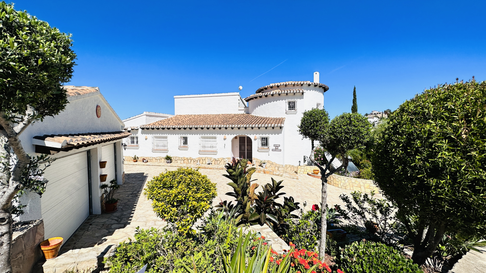 Spacious villa for 2-3 families, top sea view, double garage, many extras 