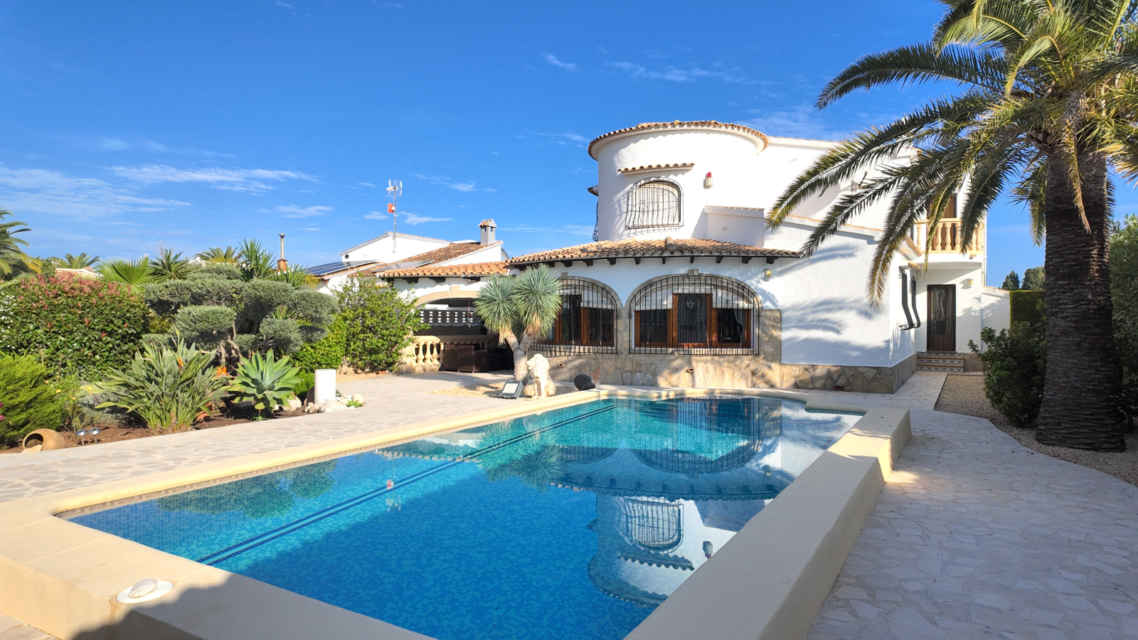 Villa impecablemente cuidada con gran parcela esquinera, apartamento independiente en la torre y múltiples extras.