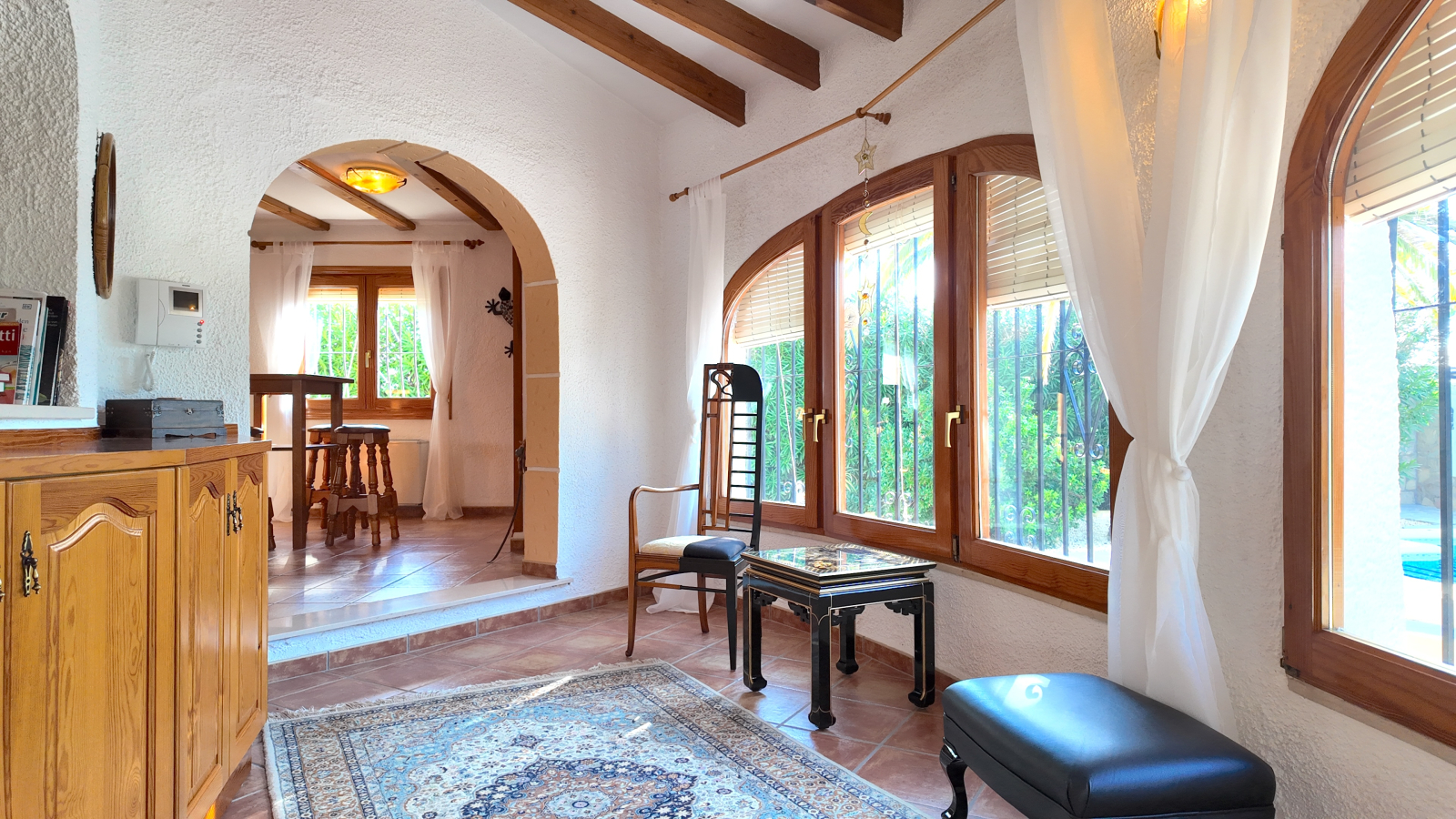 Villa impecablemente cuidada con gran parcela esquinera, apartamento independiente en la torre y múltiples extras.