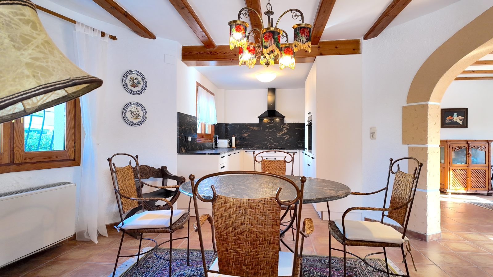 Villa impecablemente cuidada con gran parcela esquinera, apartamento independiente en la torre y múltiples extras.