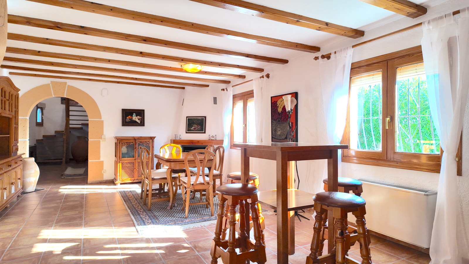 Villa impecablemente cuidada con gran parcela esquinera, apartamento independiente en la torre y múltiples extras.