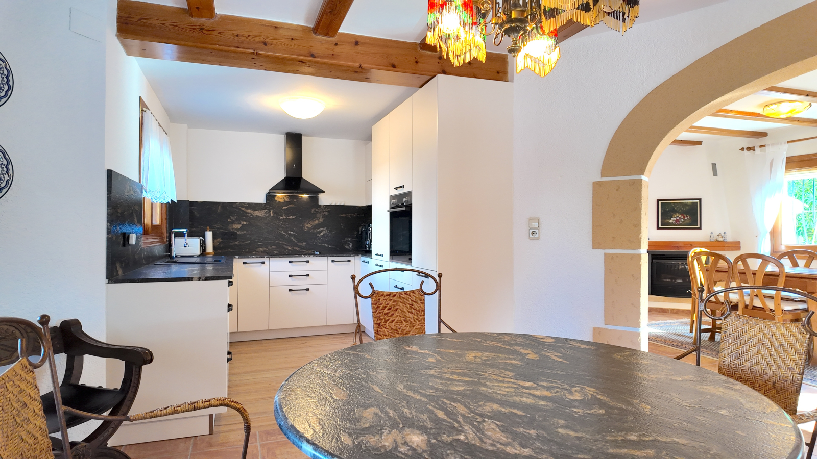 Villa impecablemente cuidada con gran parcela esquinera, apartamento independiente en la torre y múltiples extras.