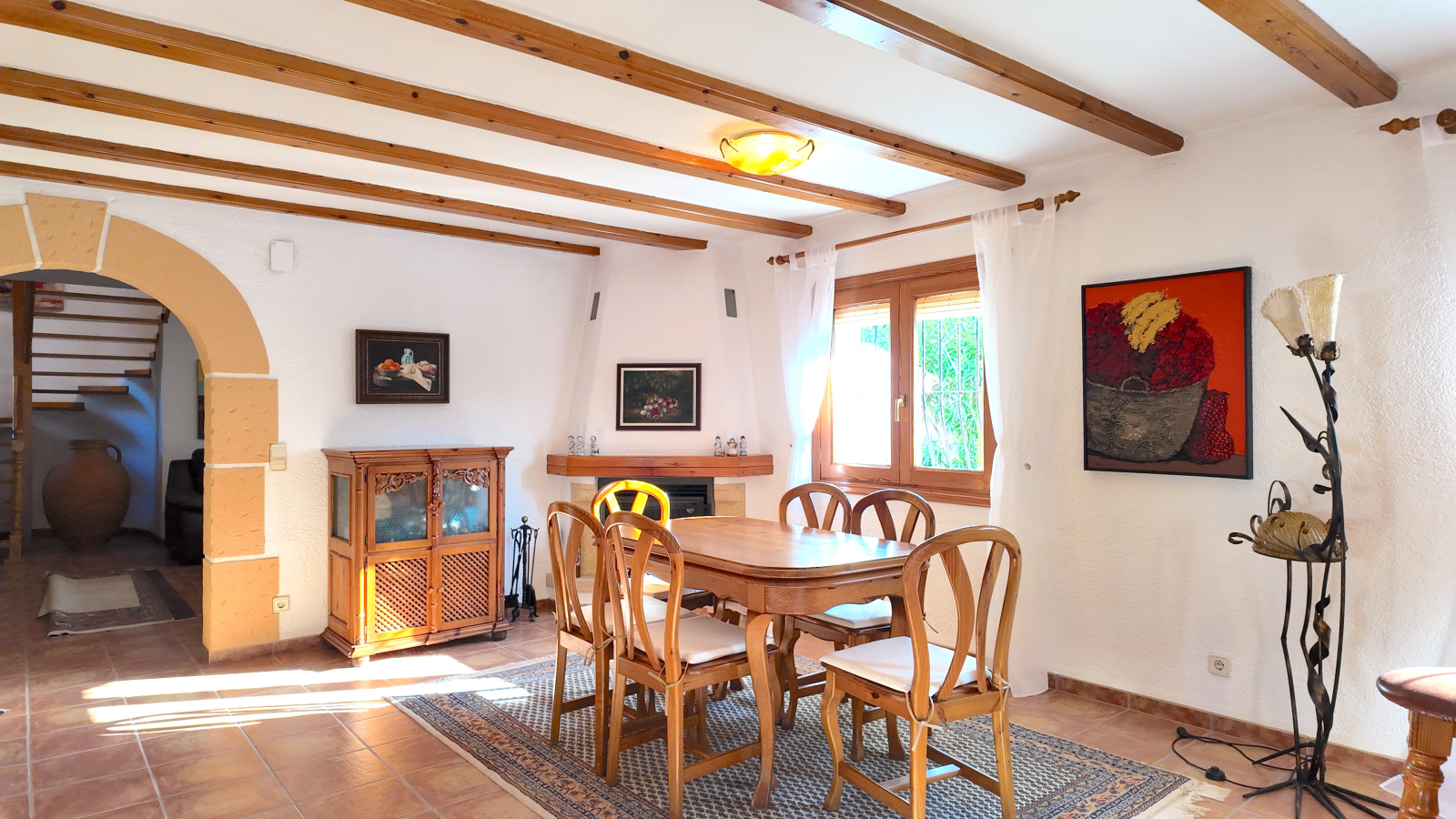 Villa impecablemente cuidada con gran parcela esquinera, apartamento independiente en la torre y múltiples extras.