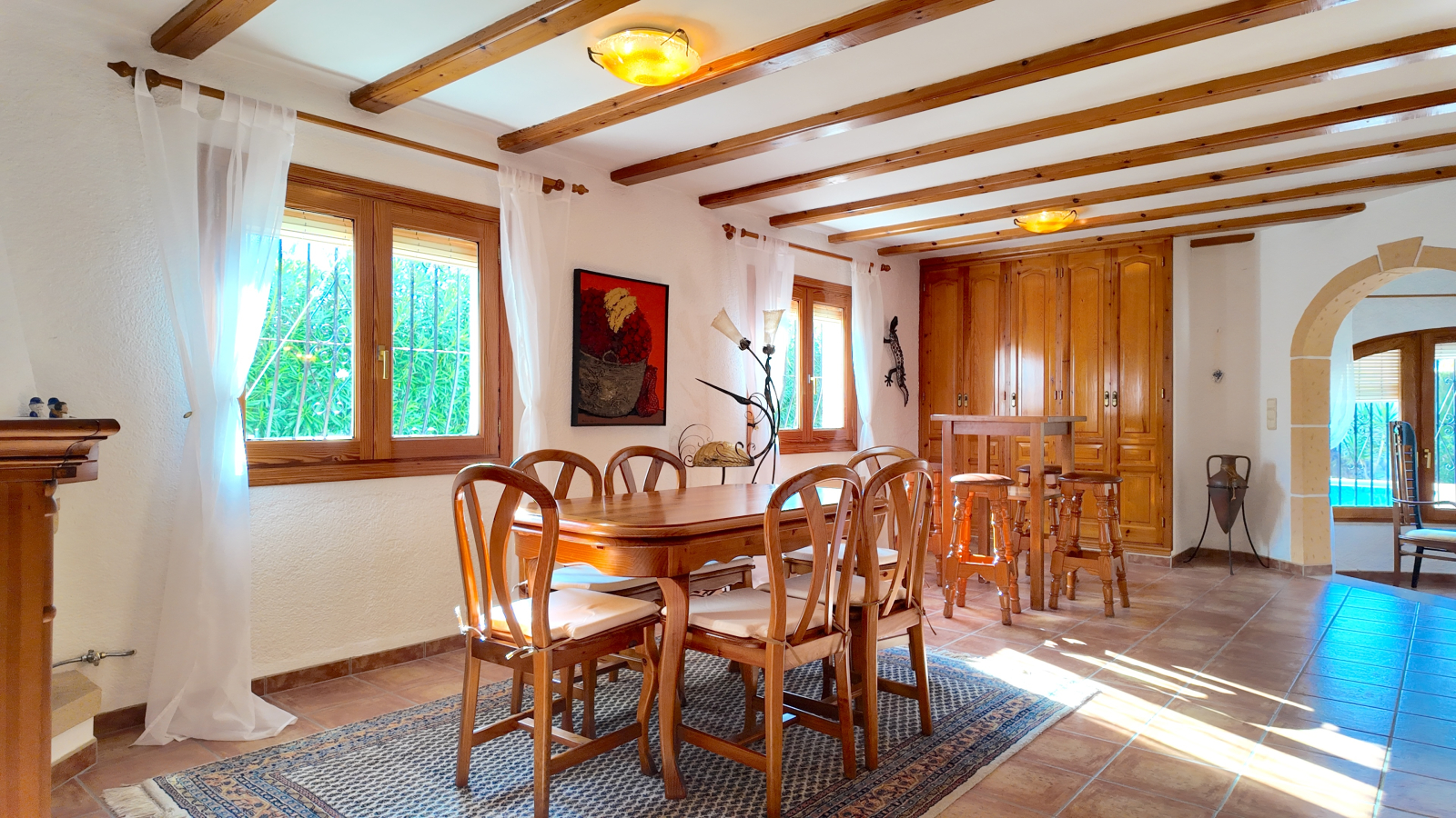 Villa impecablemente cuidada con gran parcela esquinera, apartamento independiente en la torre y múltiples extras.