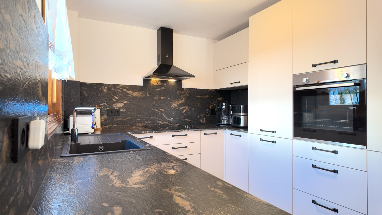 Villa impecablemente cuidada con gran parcela esquinera, apartamento independiente en la torre y múltiples extras.