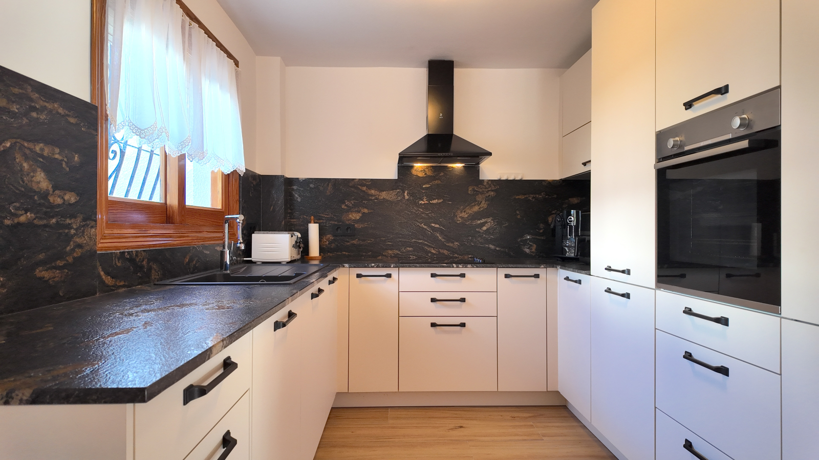 Villa impecablemente cuidada con gran parcela esquinera, apartamento independiente en la torre y múltiples extras.