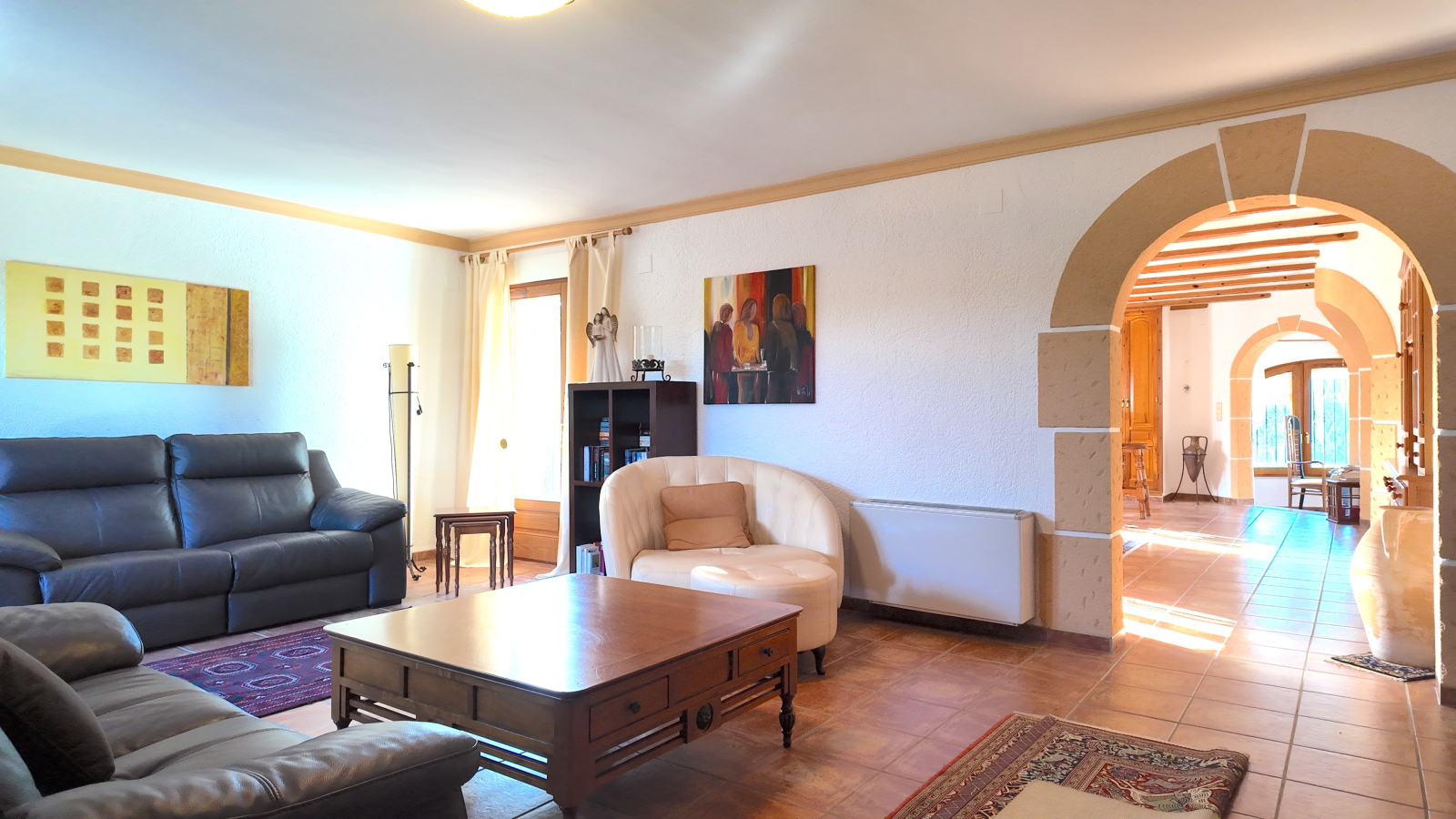 Villa impecablemente cuidada con gran parcela esquinera, apartamento independiente en la torre y múltiples extras.