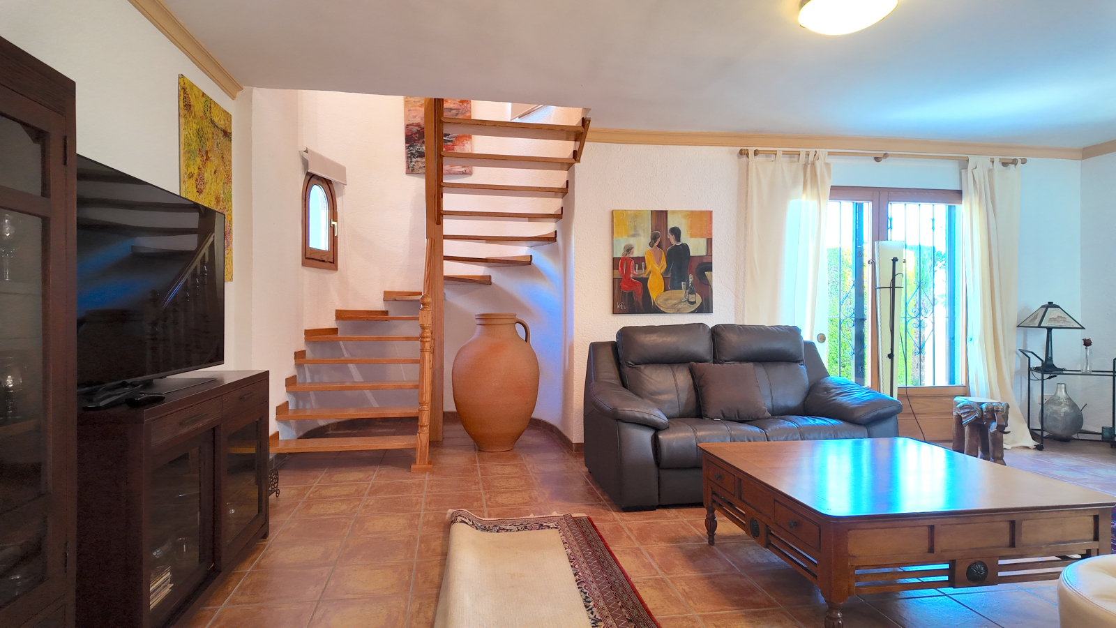 Villa impecablemente cuidada con gran parcela esquinera, apartamento independiente en la torre y múltiples extras.