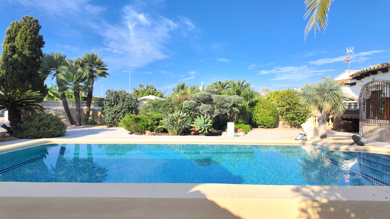 Villa impecablemente cuidada con gran parcela esquinera, apartamento independiente en la torre y múltiples extras.