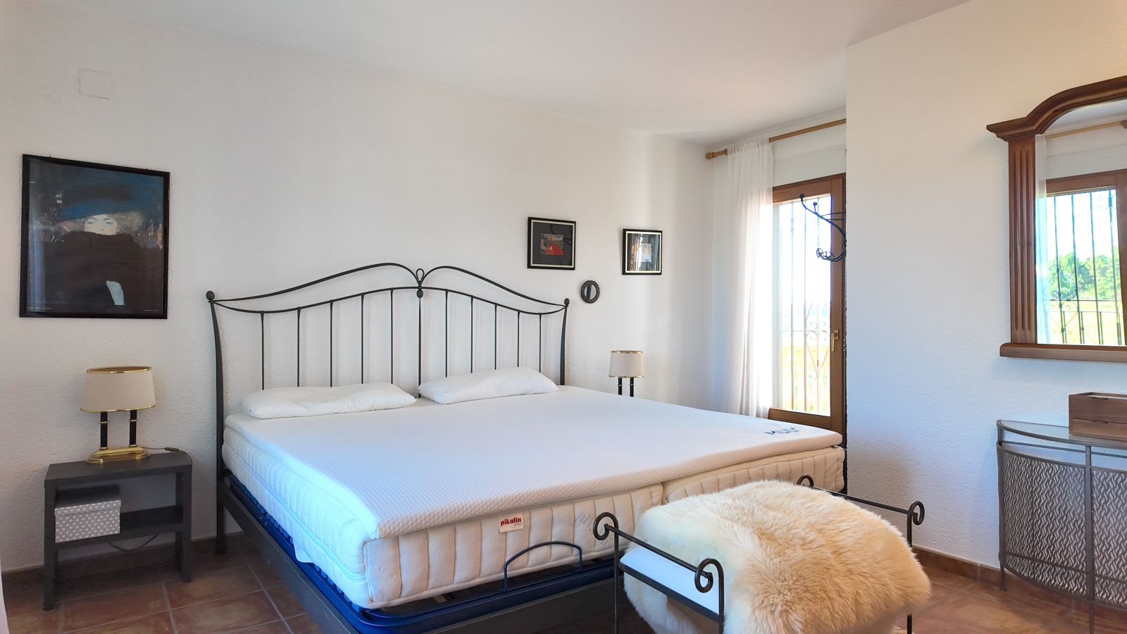 Villa impecablemente cuidada con gran parcela esquinera, apartamento independiente en la torre y múltiples extras.