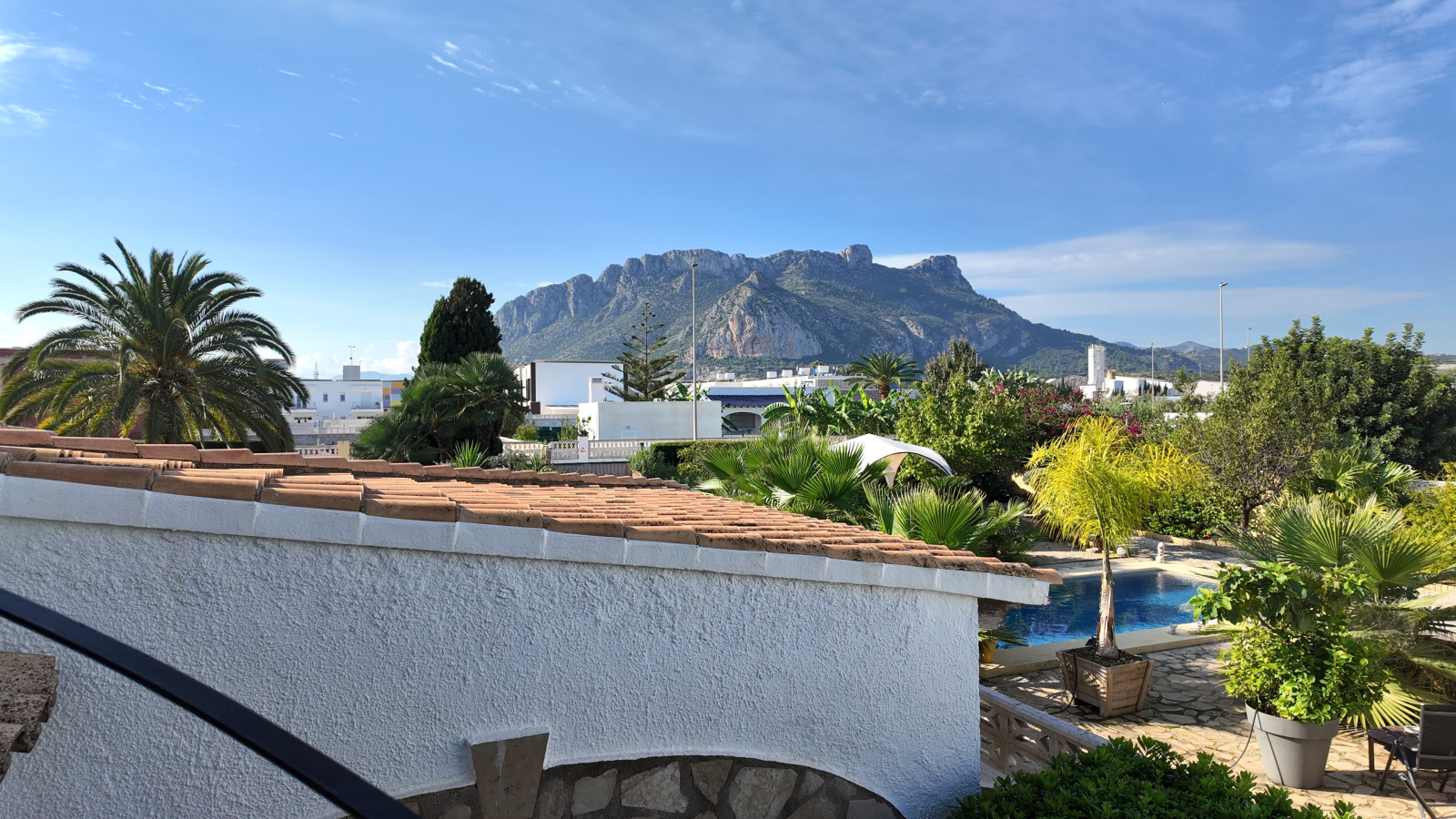 Villa impecablemente cuidada con gran parcela esquinera, apartamento independiente en la torre y múltiples extras.