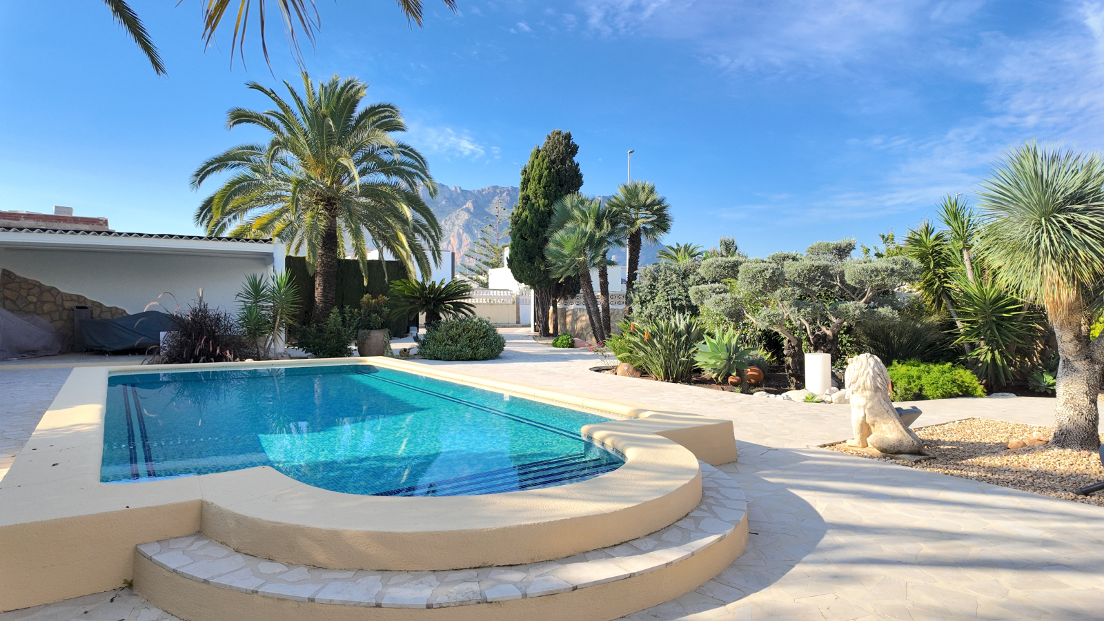 Villa impecablemente cuidada con gran parcela esquinera, apartamento independiente en la torre y múltiples extras.