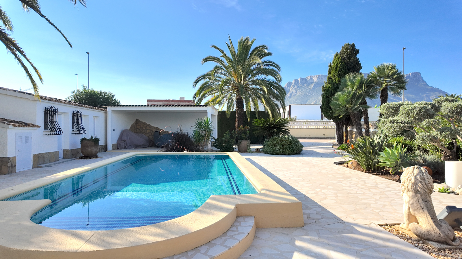 Villa impecablemente cuidada con gran parcela esquinera, apartamento independiente en la torre y múltiples extras.