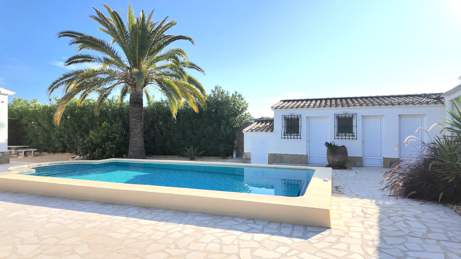 Villa impecablemente cuidada con gran parcela esquinera, apartamento independiente en la torre y múltiples extras.