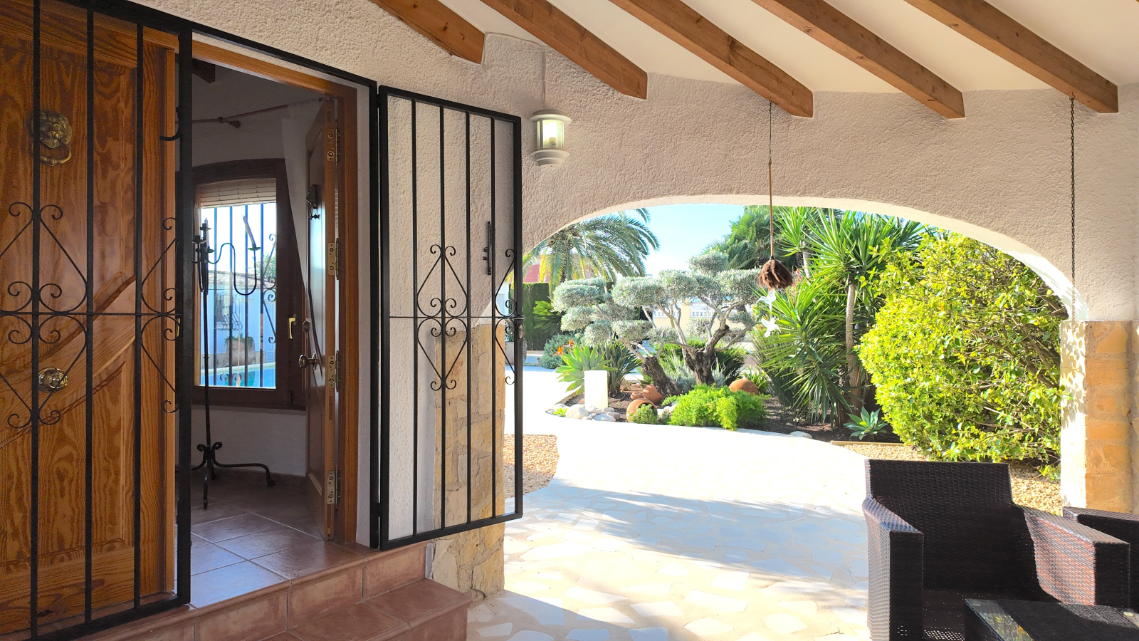 Villa impecablemente cuidada con gran parcela esquinera, apartamento independiente en la torre y múltiples extras.