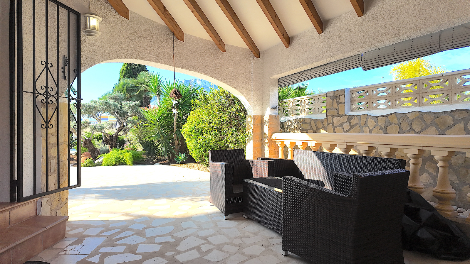 Villa impecablemente cuidada con gran parcela esquinera, apartamento independiente en la torre y múltiples extras.