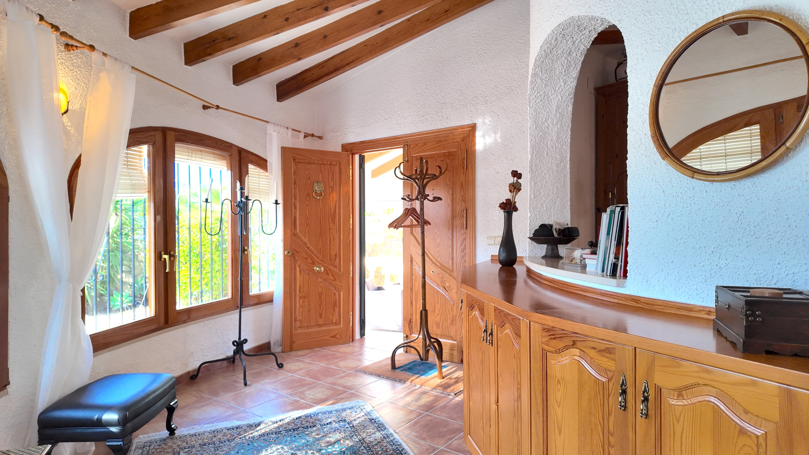 Villa impecablemente cuidada con gran parcela esquinera, apartamento independiente en la torre y múltiples extras.