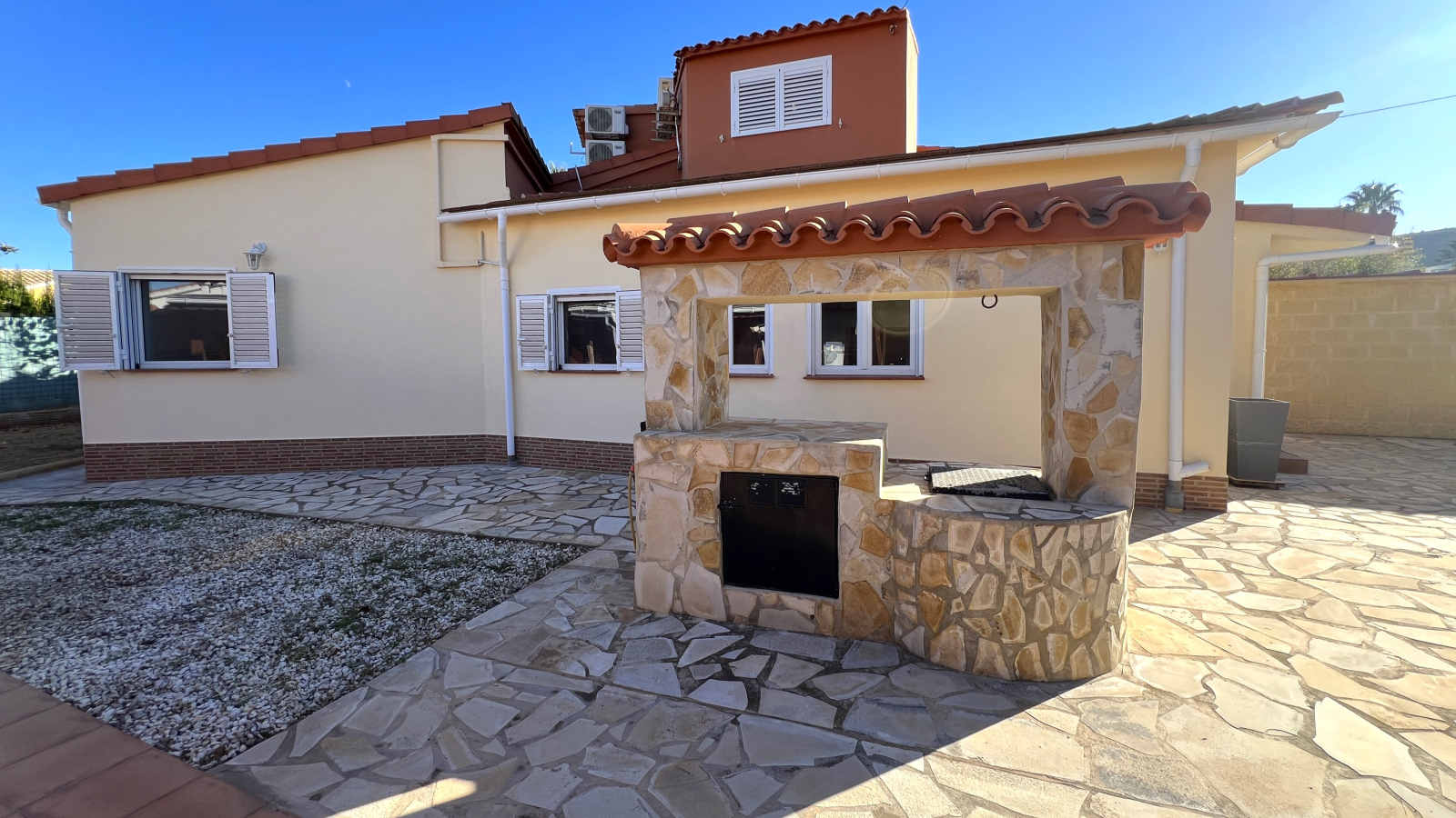 Villa in a quiet location with high technical equipment, heated pool, garage, etc.