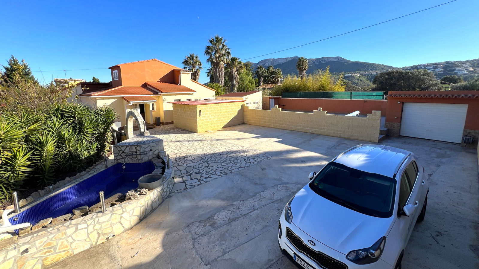 Villa op een rustige locatie met hoge technische voorzieningen, verwarmd zwembad, garage, enz.