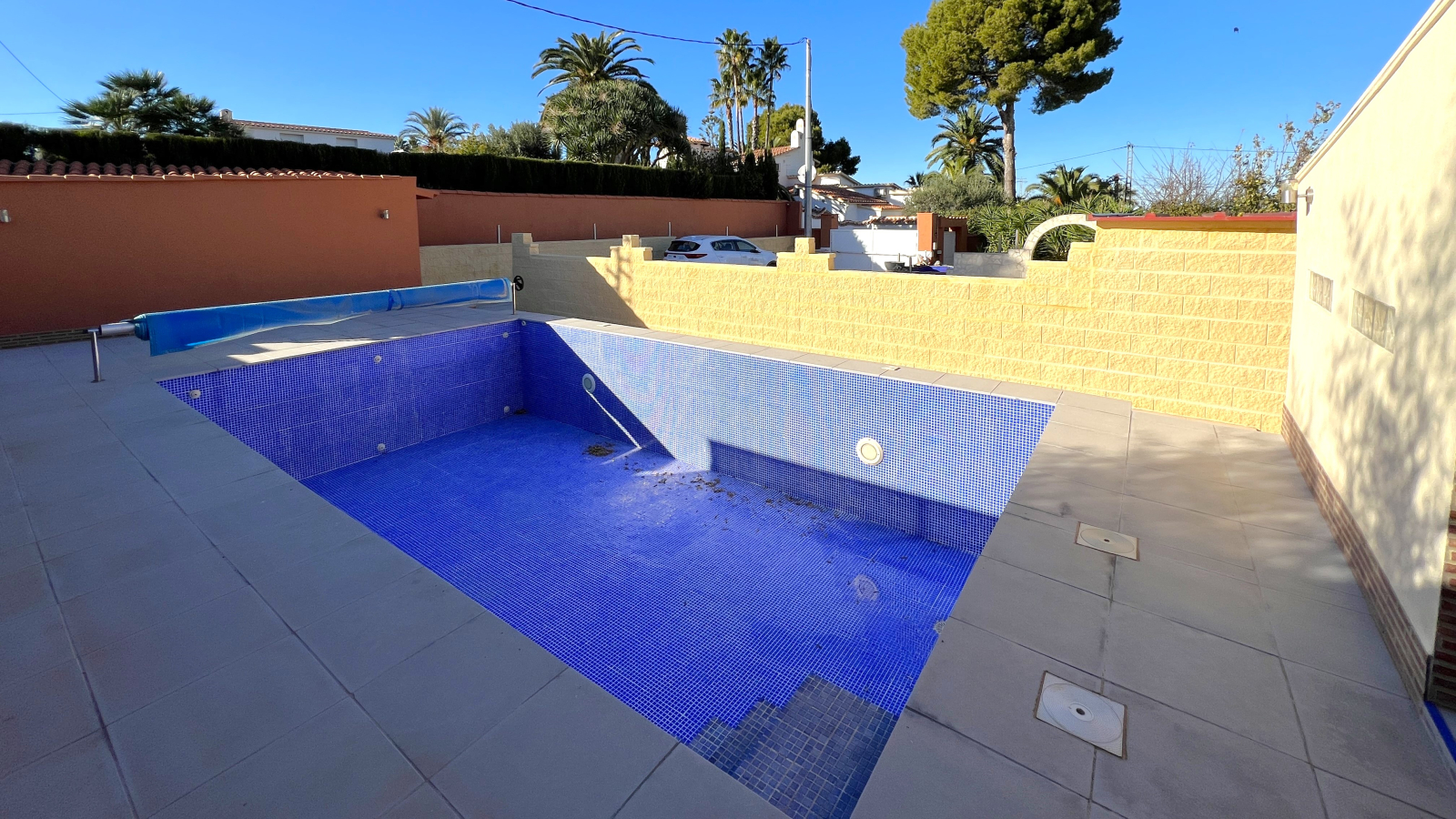 Villa op een rustige locatie met hoge technische voorzieningen, verwarmd zwembad, garage, enz.