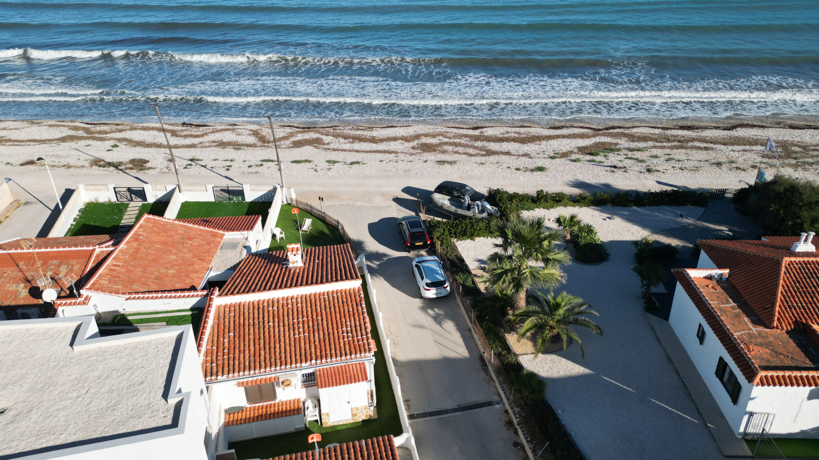Maison de plage directement sur la plage d'Els Poblets avec 2 chambres à coucher et des vues imbattables sur la mer.