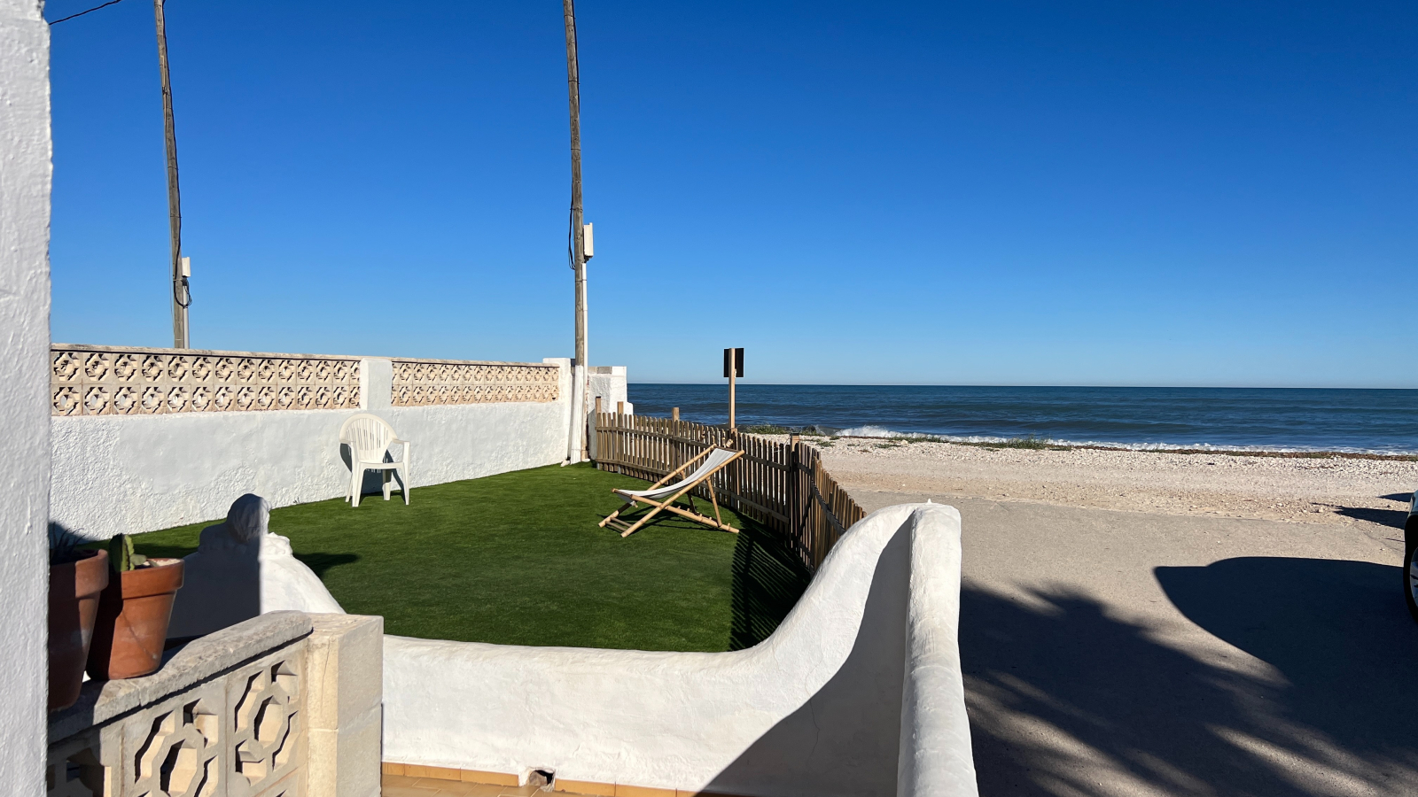 Maison de plage directement sur la plage d'Els Poblets avec 2 chambres à coucher et des vues imbattables sur la mer.