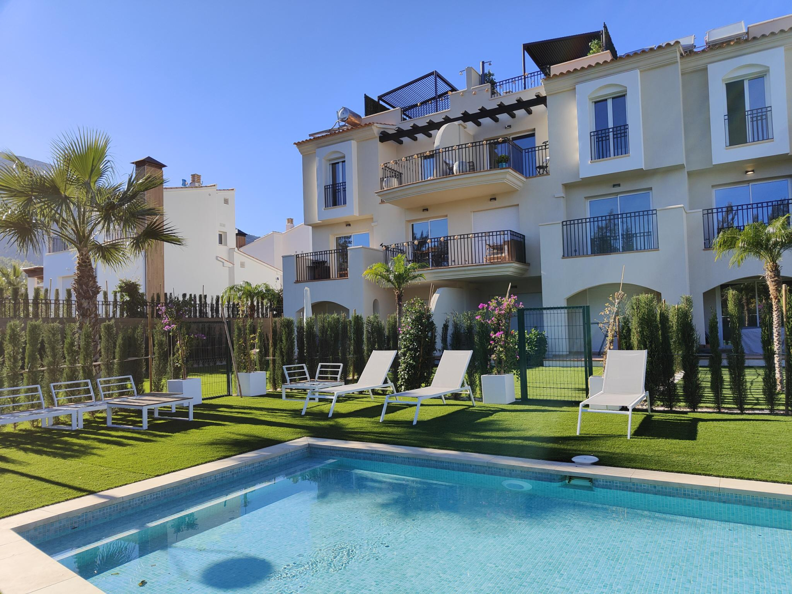 LAS2-B6-A03 - Superbe appartement d'une chambre à coucher, rénové de fond en comble, avec place de stationnement et piscine commune