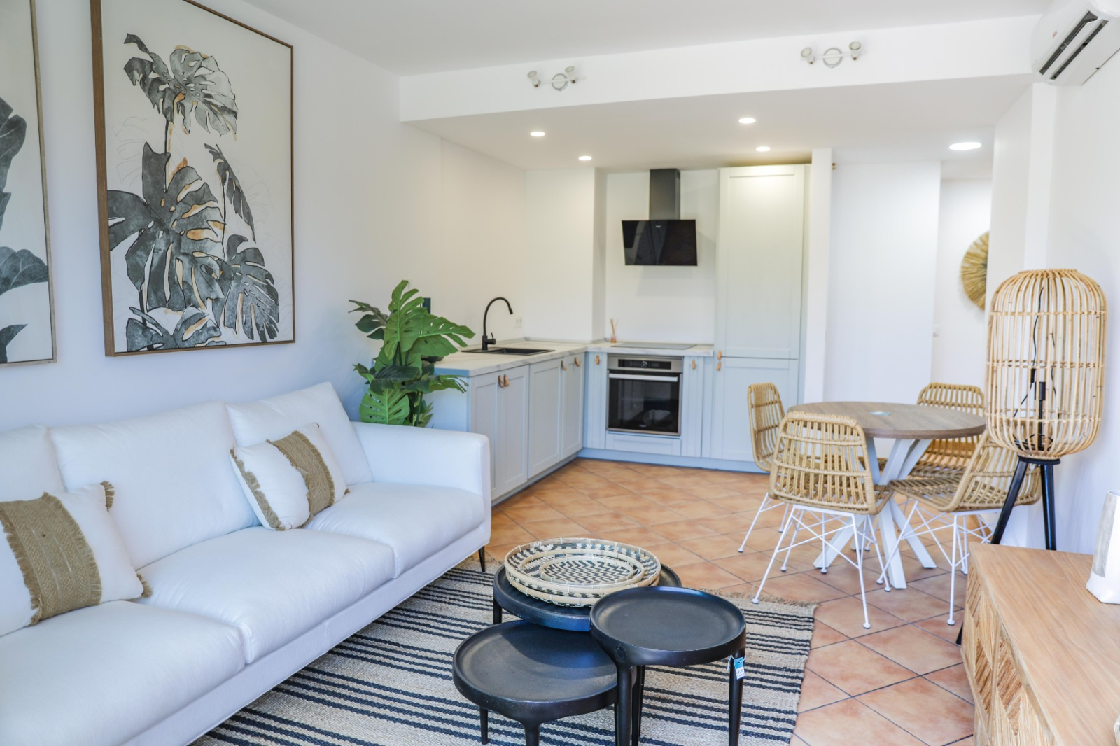 LAS2-B6-A03 - Superbe appartement d'une chambre à coucher, rénové de fond en comble, avec place de stationnement et piscine commune