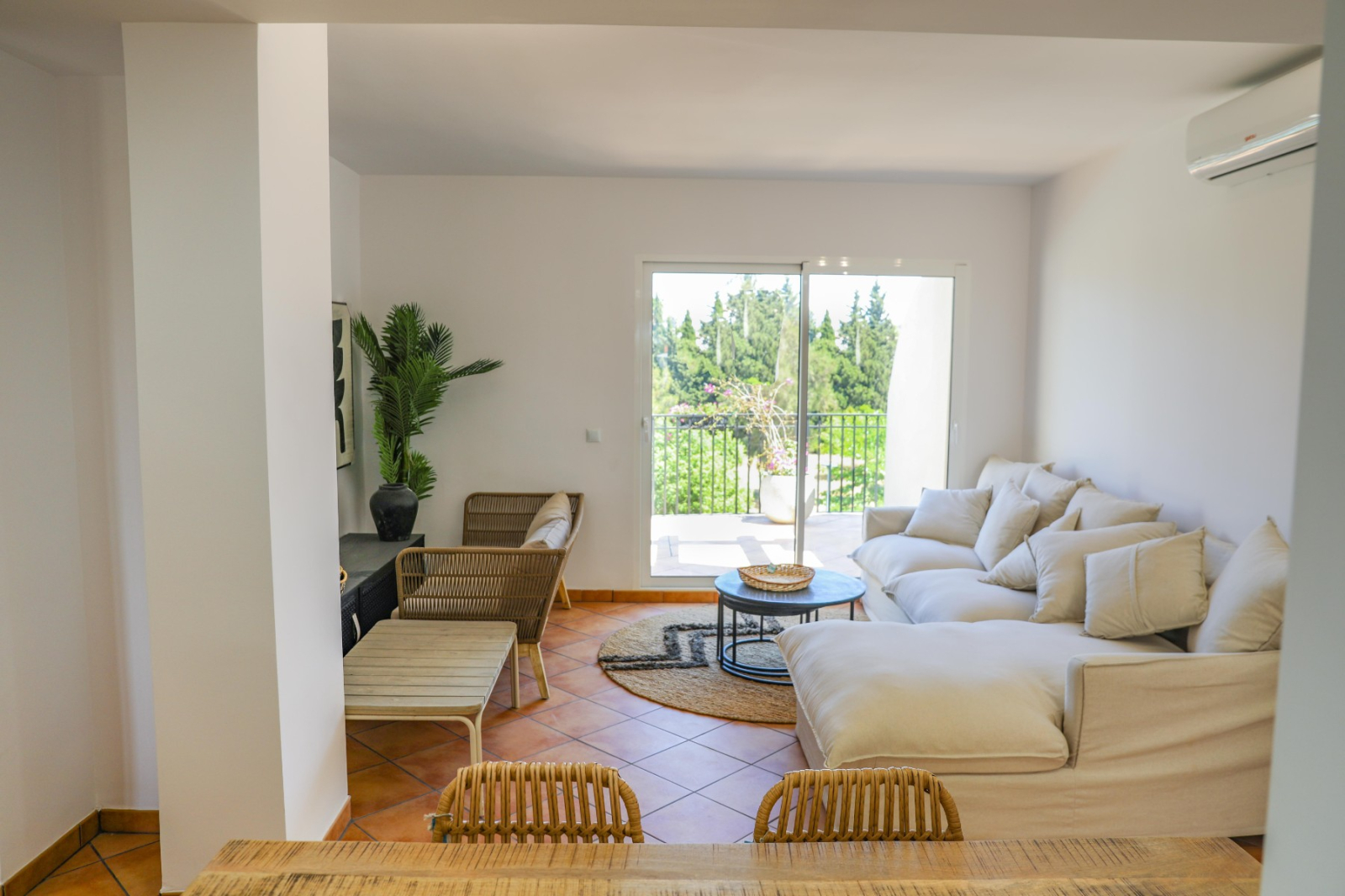 LAS2-B6-A03 - Superbe appartement d'une chambre à coucher, rénové de fond en comble, avec place de stationnement et piscine commune