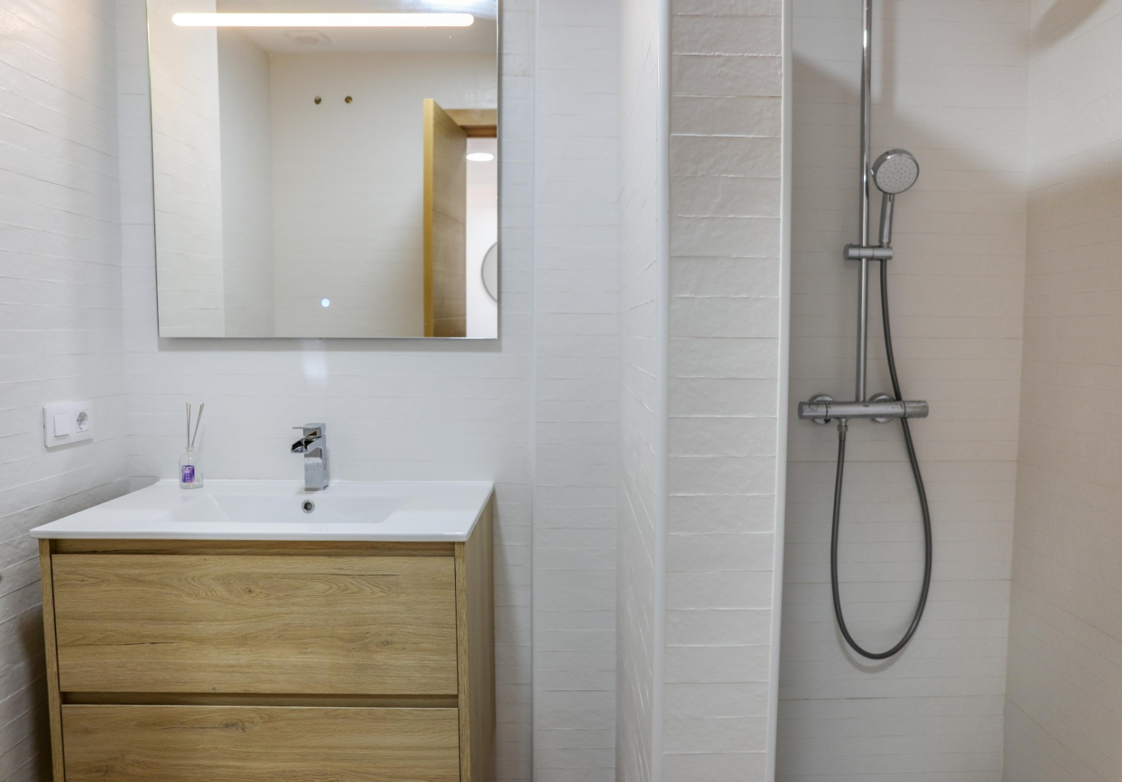LAS2-B6-A03 - Superbe appartement d'une chambre à coucher, rénové de fond en comble, avec place de stationnement et piscine commune