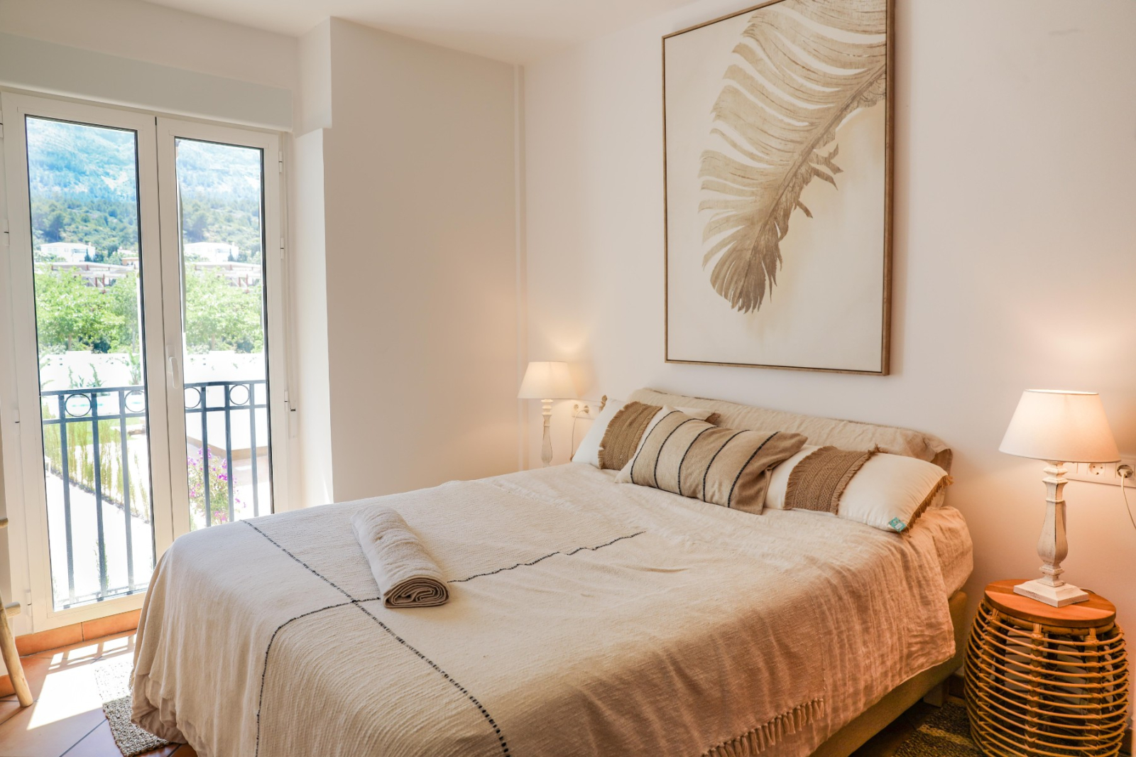 LAS2-B6-A03 - Superbe appartement d'une chambre à coucher, rénové de fond en comble, avec place de stationnement et piscine commune