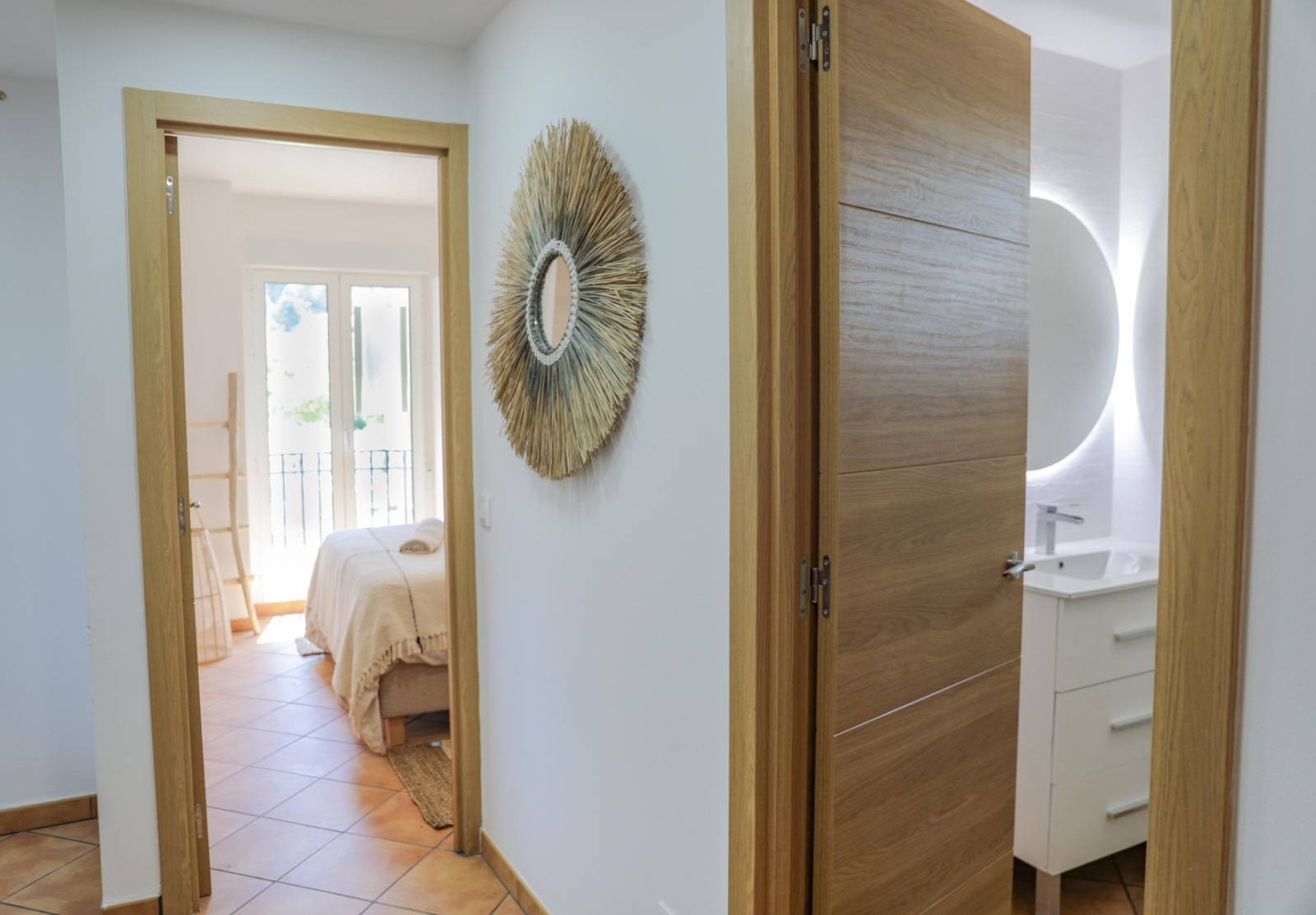 LAS2-B6-A03 - Superbe appartement d'une chambre à coucher, rénové de fond en comble, avec place de stationnement et piscine commune