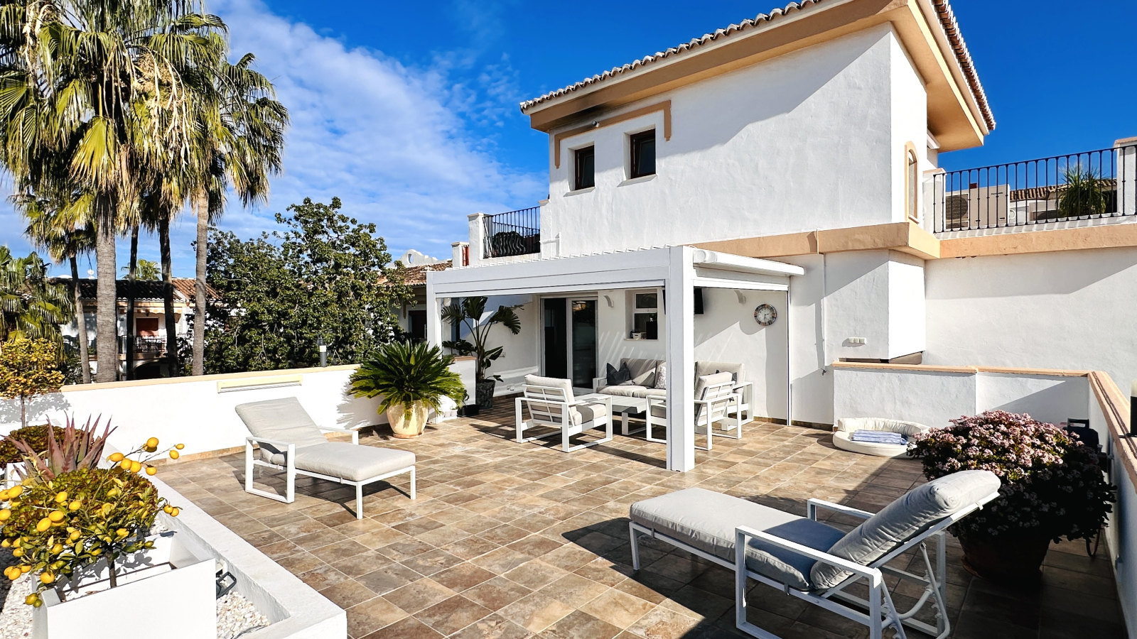 Hermoso ático completamente renovado con 3 terrazas y garaje, a solo 500 m del mar.