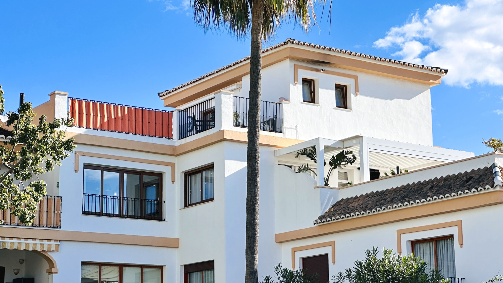 Hermoso ático completamente renovado con 3 terrazas y garaje, a solo 500 m del mar.
