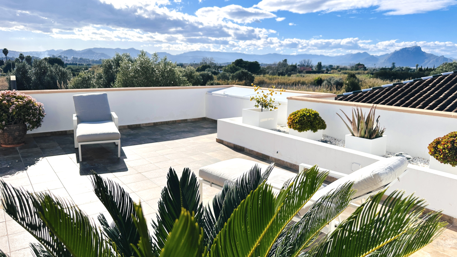 Hermoso ático completamente renovado con 3 terrazas y garaje, a solo 500 m del mar.