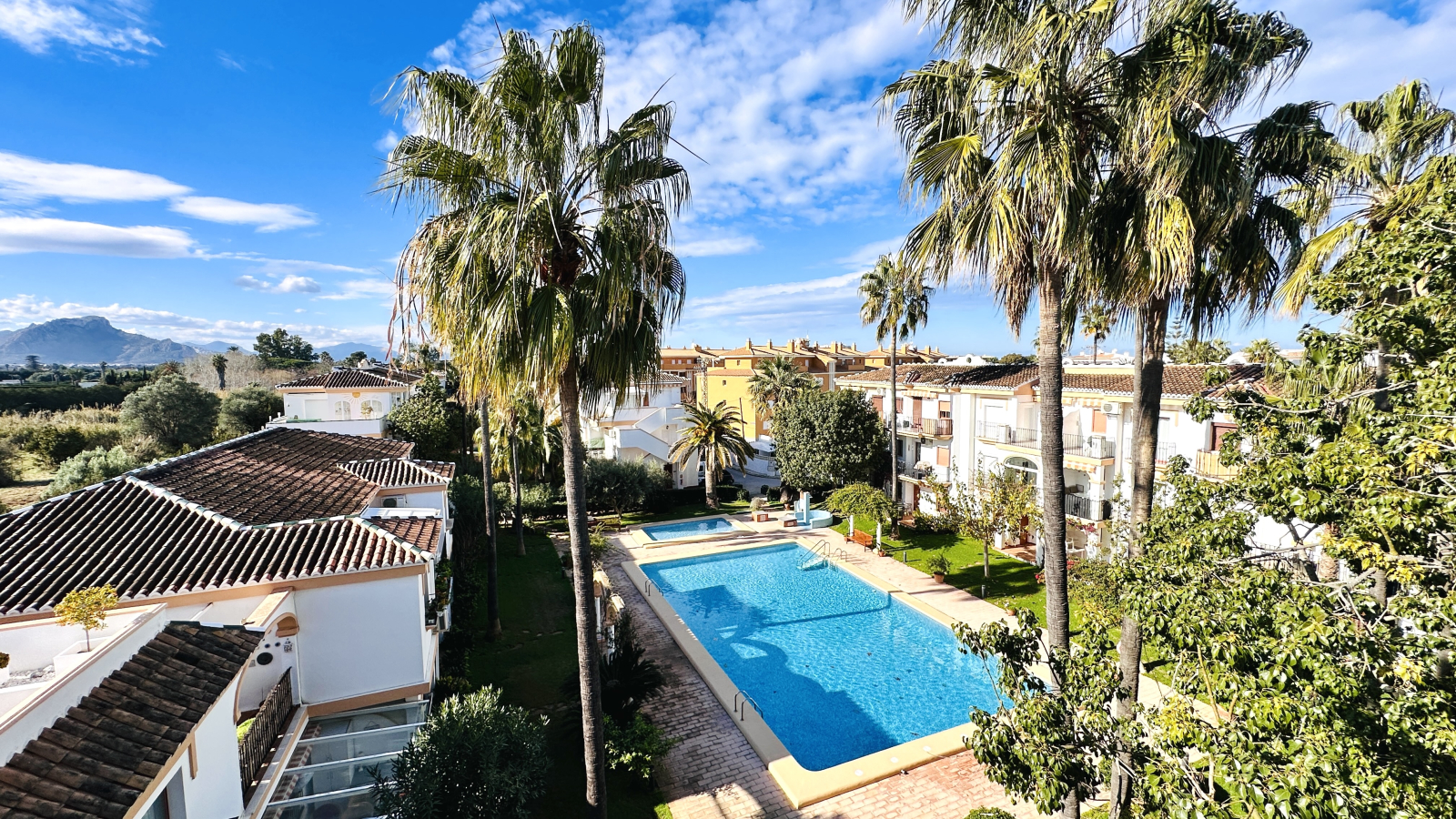 Hermoso ático completamente renovado con 3 terrazas y garaje, a solo 500 m del mar.