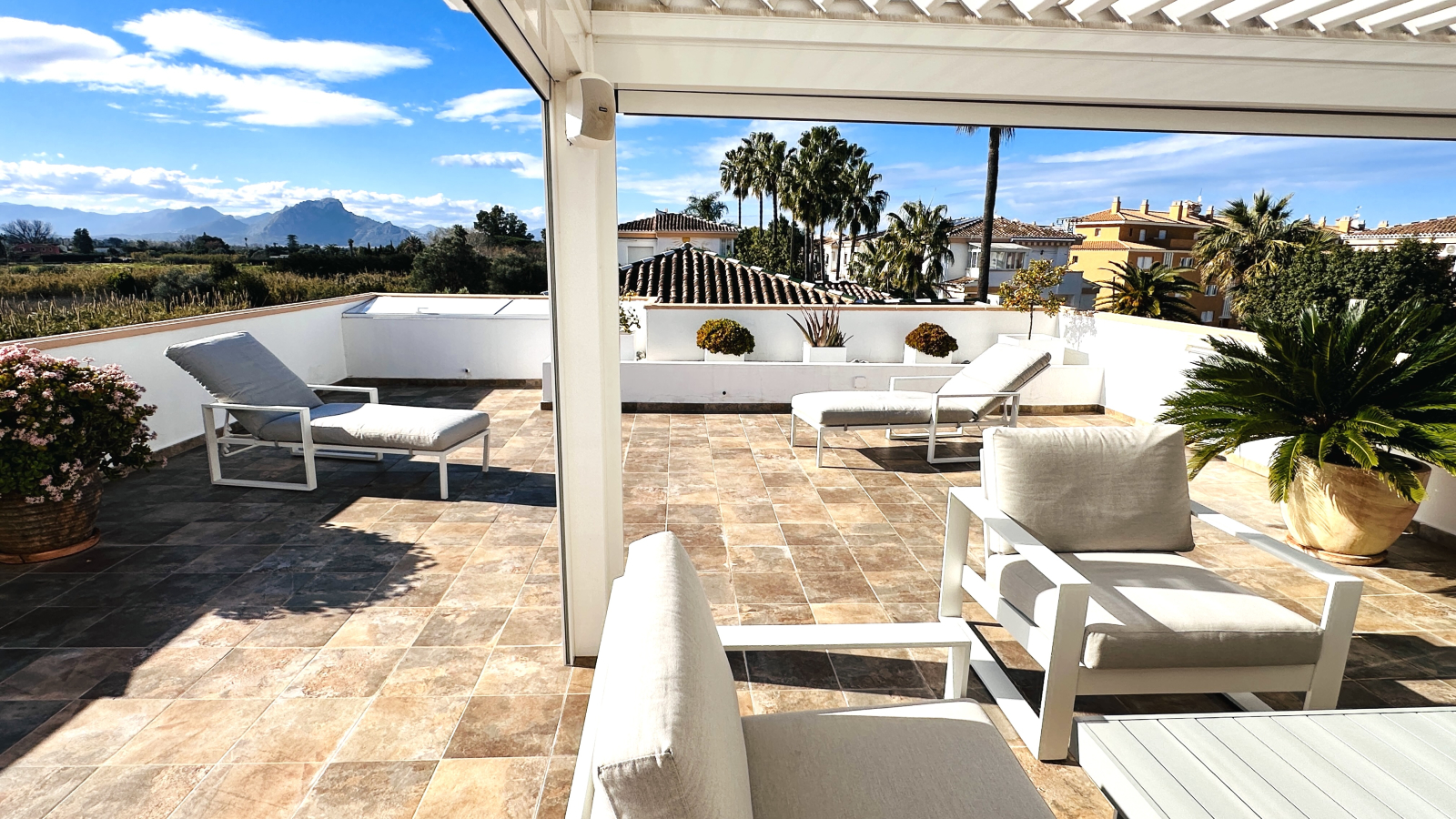 Hermoso ático completamente renovado con 3 terrazas y garaje, a solo 500 m del mar.
